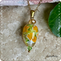Gele bloem hanger van glas met ketting (lampwork)